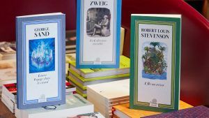 Украшения, браслеты и книги Украшения, браслеты и книги