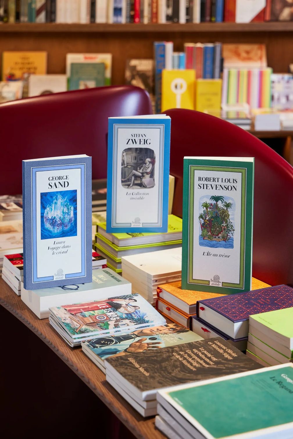 Украшения, браслеты и книги