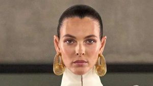 Прощай, минимализм! Этой осенью в моде тренд «Большое и золотое»