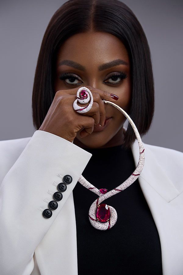 Основательница Akano Акунна Нвала-Акано демонстрирует комплект NKO, украшенный рубеллитами общим весом более 80 карат и бриллиантами в паве