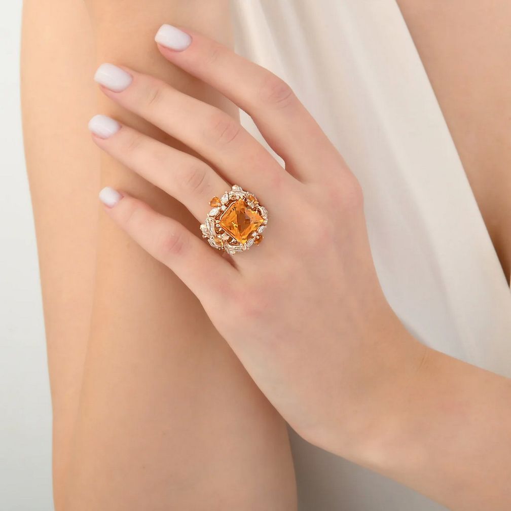 Цитрин весом 9,25 карата в кольце Queen Bee Arinna от Bee Goddess символизирует радость, здоровье и ясность, а само украшение из 14-каратного розового золота инкрустировано бриллиантами общим весом 1,21 карата 