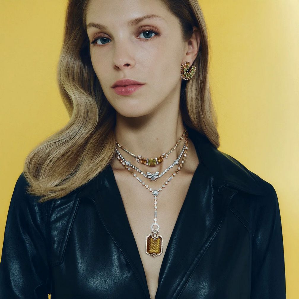 Коллекция Queen Bee Arinna от Bee Goddess включает колье с перидотами и бриллиантами, которое здесь дополнено ожерельем с пчелами и подвеской Cybele Honey