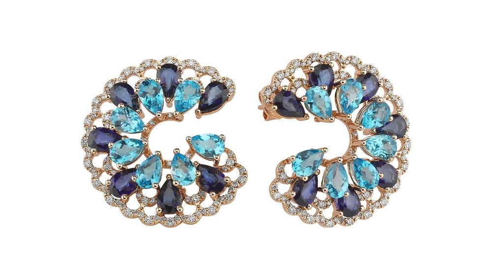 Серьги Peacock Arinna от Bee Goddess из 18-каратного золота с голубыми топазами общим весом 6,95 карата, сапфирами общим весом 6,15 карата и бриллиантами общим весом 1,07 карата