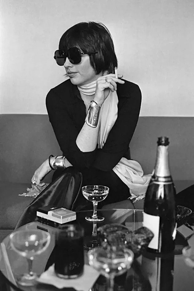 На этой фотографии Терри О’Нила, сделанной в 1974 году, Лайза Минелли носит на каждом запястье браслеты-каффы Bone от Эльзы Перетти для Tiffany & Co. 