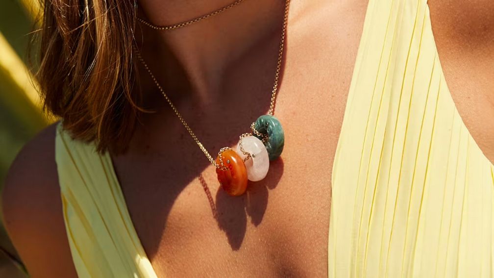 Модель с тремя подвесками, вдохновленными конфетами Lifesavers, от CCWW Designs. Подвески вырезаны из поделочного камня