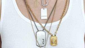 Ожерелья в стиле солдатских жетонов — обязательный тренд осеннего сезона