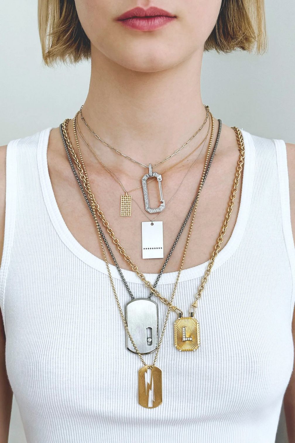 Ожерелья в стиле солдатских жетонов — обязательный тренд осеннего сезона