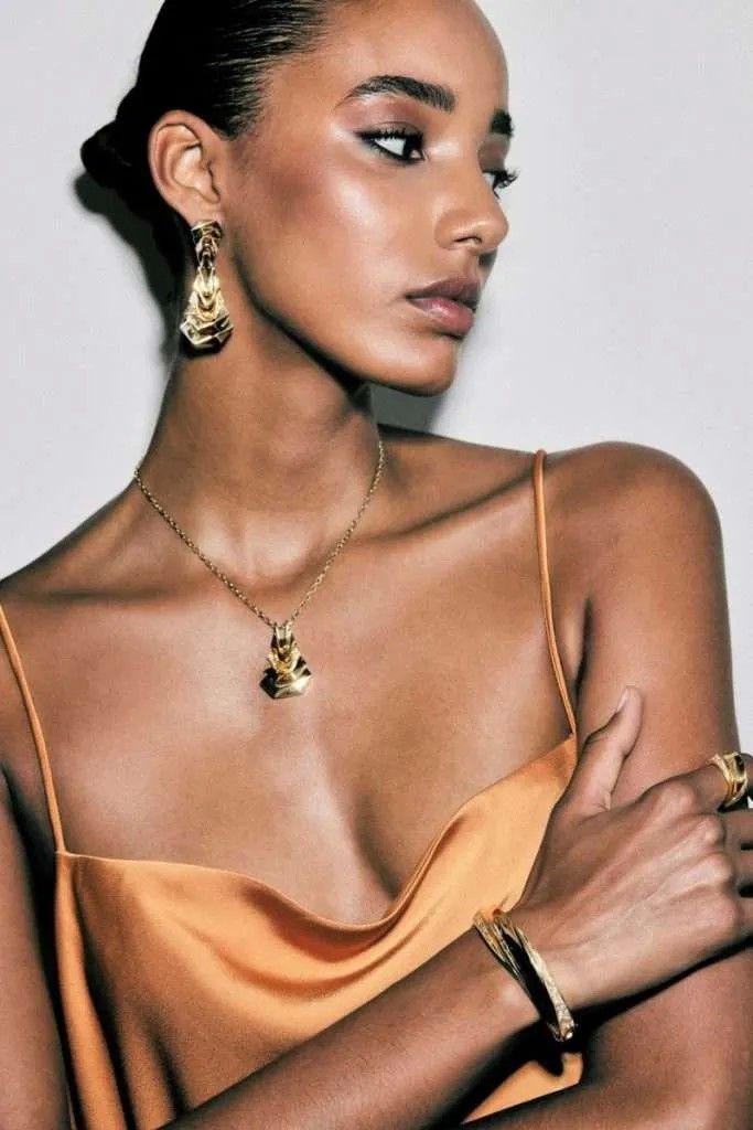 Золотистые волны и скульптурные арки украшений от Dries Criel вдохновлены силуэтами Древнего Египта Золотистые волны и скульптурные арки украшений от Dries Criel вдохновлены силуэтами Древнего Египта