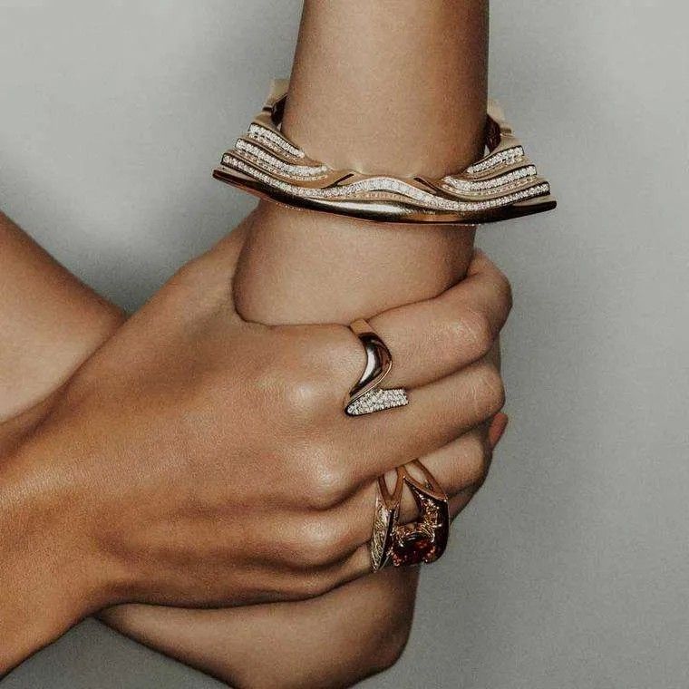 По словам Дриса Криэля, зачастую украшение, разработанное на заказ для клиента, становится источником вдохновения для создания совершенно новой коллекции По словам Дриса Криэля, зачастую украшение, разработанное на заказ для клиента, становится источником вдохновения для создания совершенно новой коллекции