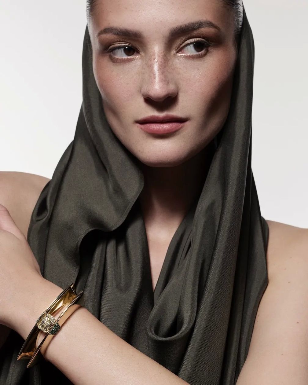 Ранее этим летом Dries Criel представил в Париже новую коллекцию высокого ювелирного искусства Ранее этим летом Dries Criel представил в Париже новую коллекцию высокого ювелирного искусства