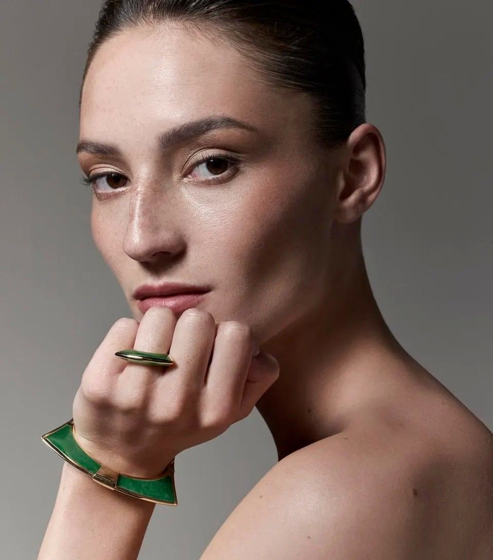 Кольцо и браслет Lotus от Dries Criel из нефрита и желтого золота были представлены на Неделе высокой моды в Париже Кольцо и браслет Lotus от Dries Criel из нефрита и желтого золота были представлены на Неделе высокой моды в Париже