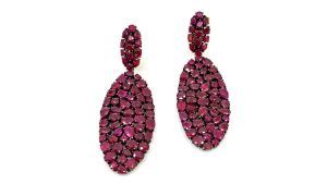Рубиновые серьги-подвески от бренда Etho Maria, одобренные шоугёрл Рубиновые серьги-подвески от бренда Etho Maria, одобренные шоугёрл
