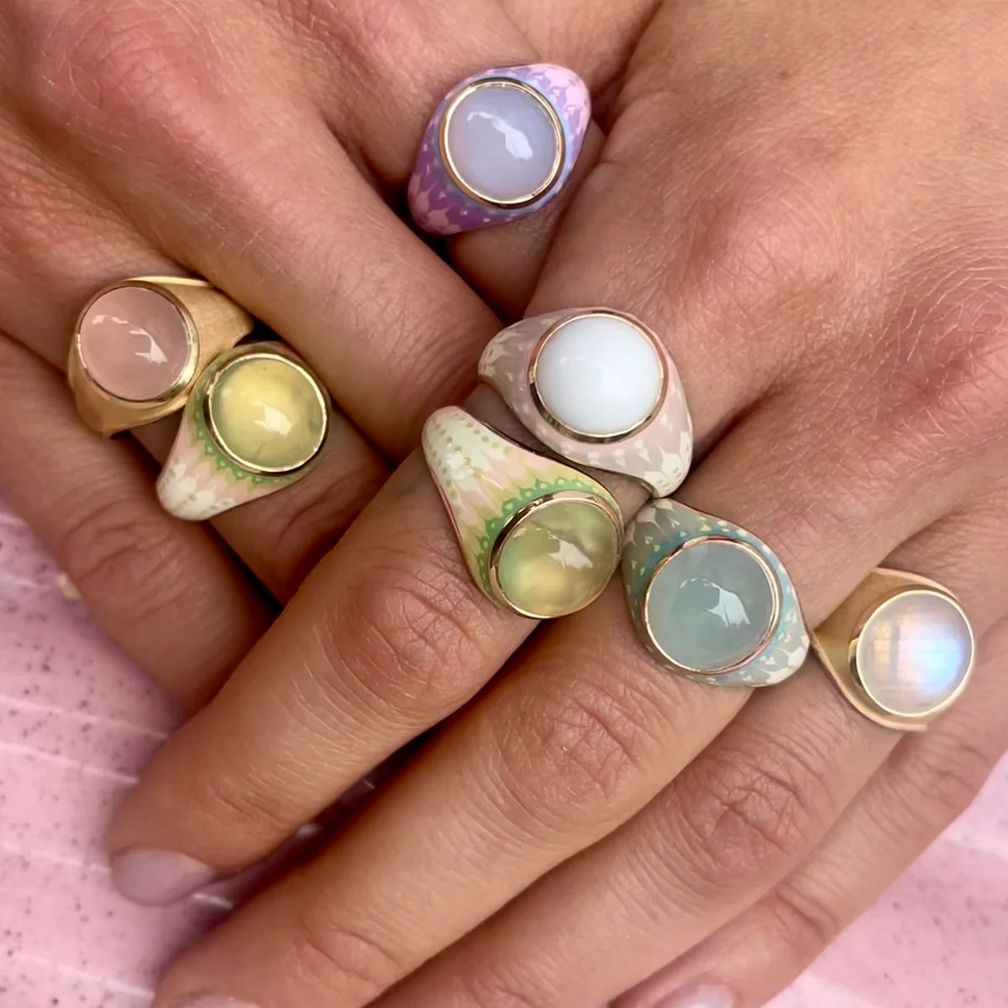 Кольцо Mood Orb от kWIT Jewelry, доступное с различными драгоценными камнями и в различных цветовых решениях, было представлено в третьем сезоне модного сериала «И просто так…» на канале HBO Max