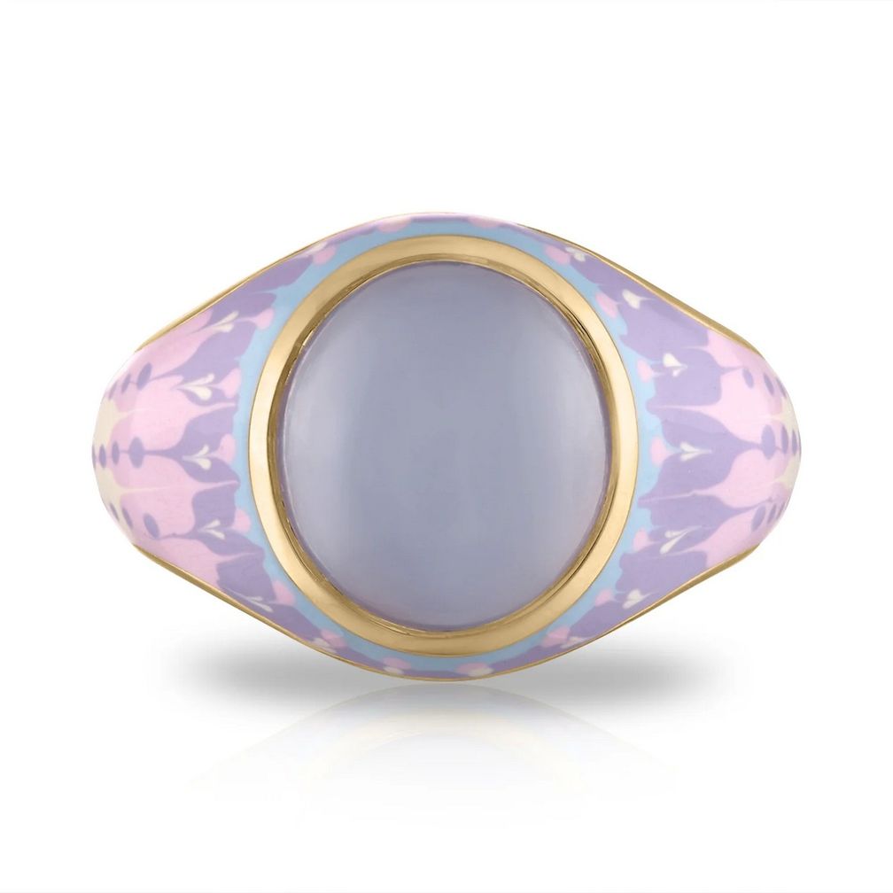 Кэрри Брэдшоу выбрала розовый цвет, но кольцо Mood Orb от kWIT Jewelry также представлено с фиолетовым халцедоном