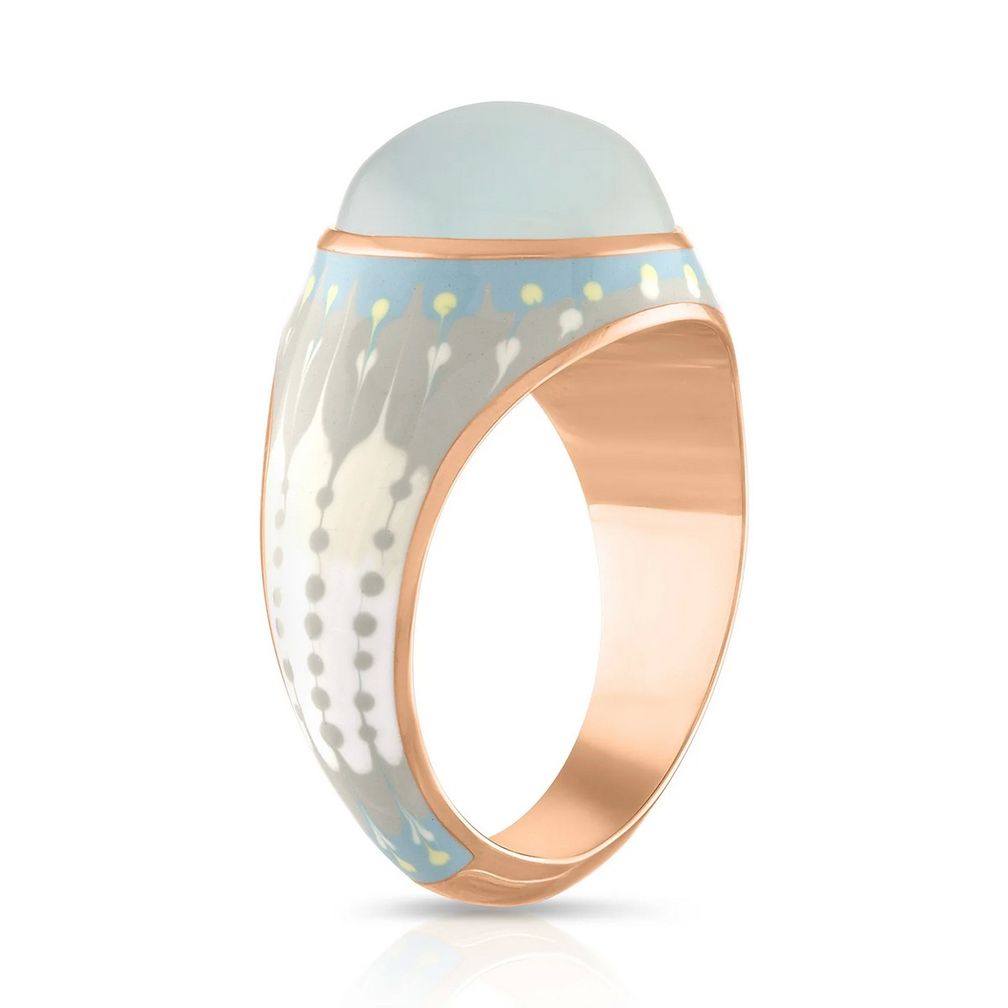 Цвета эмали на кольце (здесь показана сфера с аквамарином) вдохновлены восходящим и заходящим солнцем. Это дань уважения тому, как солнце вращается по орбите и как меняется настроение в зависимости от света, говорит дизайнер Карла Витукевич 