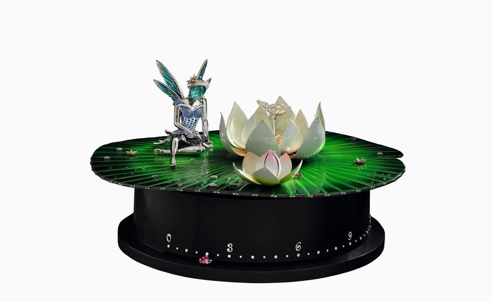 Результат семилетней работы — автоматон Fée Ondine, объединивший в себе работы гранильщиков, ювелиров, огранщиков камней, эмальеров и мастеров по дереву