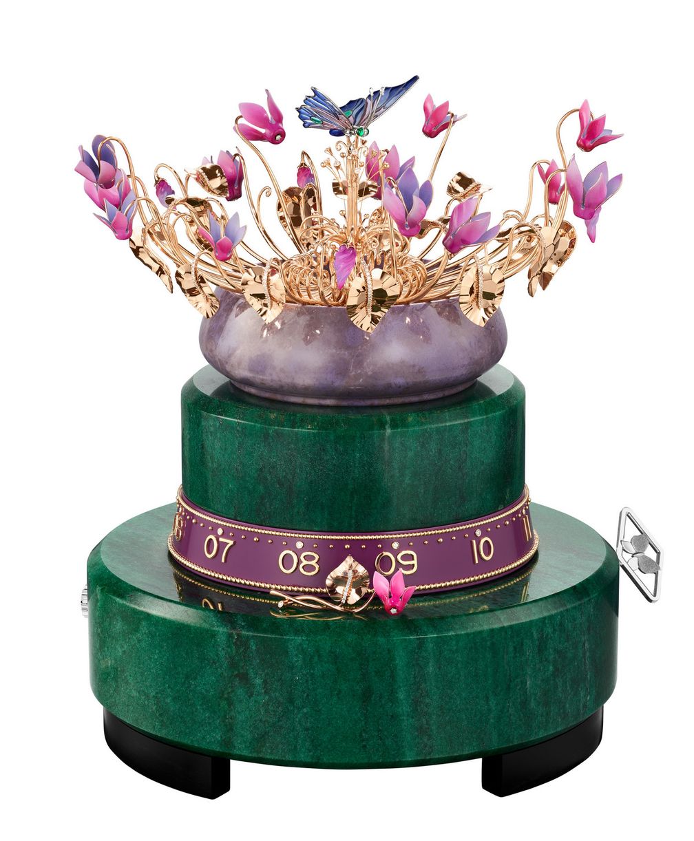 В центре автоматона Éveil du Cyclamen, созданного из бриллиантов, изумрудов, лазурита и витражной эмали, — бабочка, взмахивающая крыльями