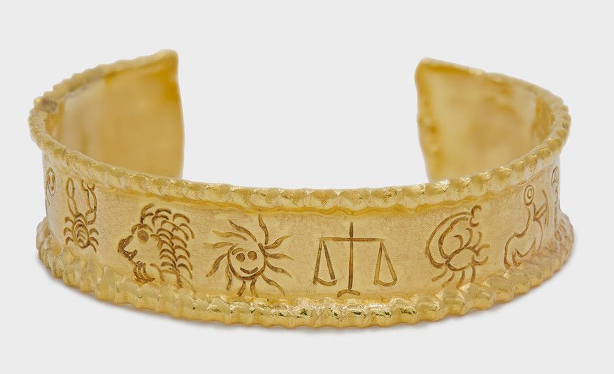 Браслет-манжета от Jean Mahie из 22-каратного желтого золота со знаками зодиака