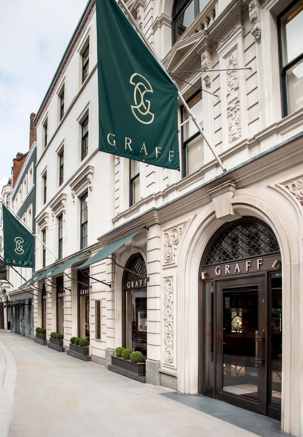 Магазин Graff на Нью-Бонд-стрит в Лондоне, в районе, известном своими элитными магазинами Магазин Graff на Нью-Бонд-стрит в Лондоне, в районе, известном своими элитными магазинами
