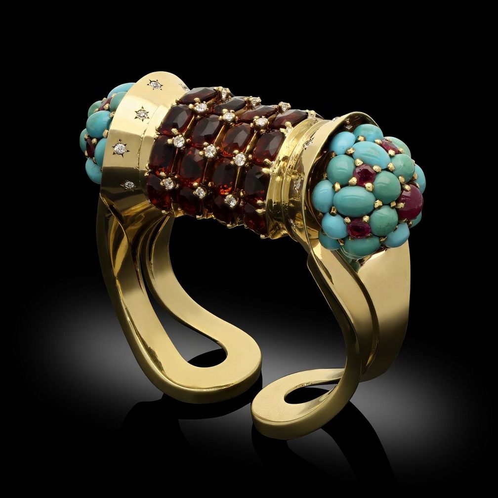 Браслет-манжета Rouleau от Джона Рубеля (около 1945 года) из 18-каратного желтого золота с цитринами огранки кушон общим весом 24 карата, круглыми бриллиантами одинарной огранки, гранеными рубинами, а также бирюзой и рубинами огранки кабошон