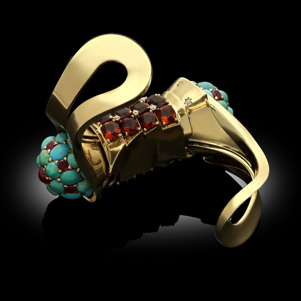 Конструкция браслета включает в себя инновационный поворотный механизм, позволяющий надевать и снимать браслет