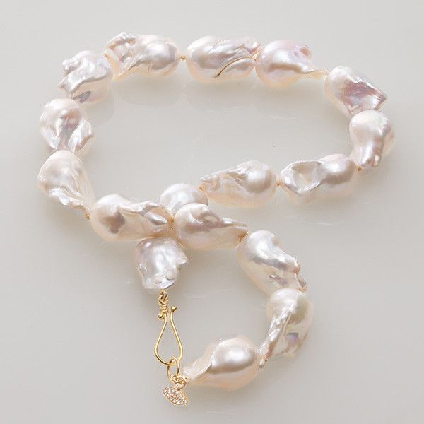 Ожерелье Circe от Paris & Lily с барочным жемчугом 20–22 мм на золотом шелке с застежкой из 18-каратного желтого золота 