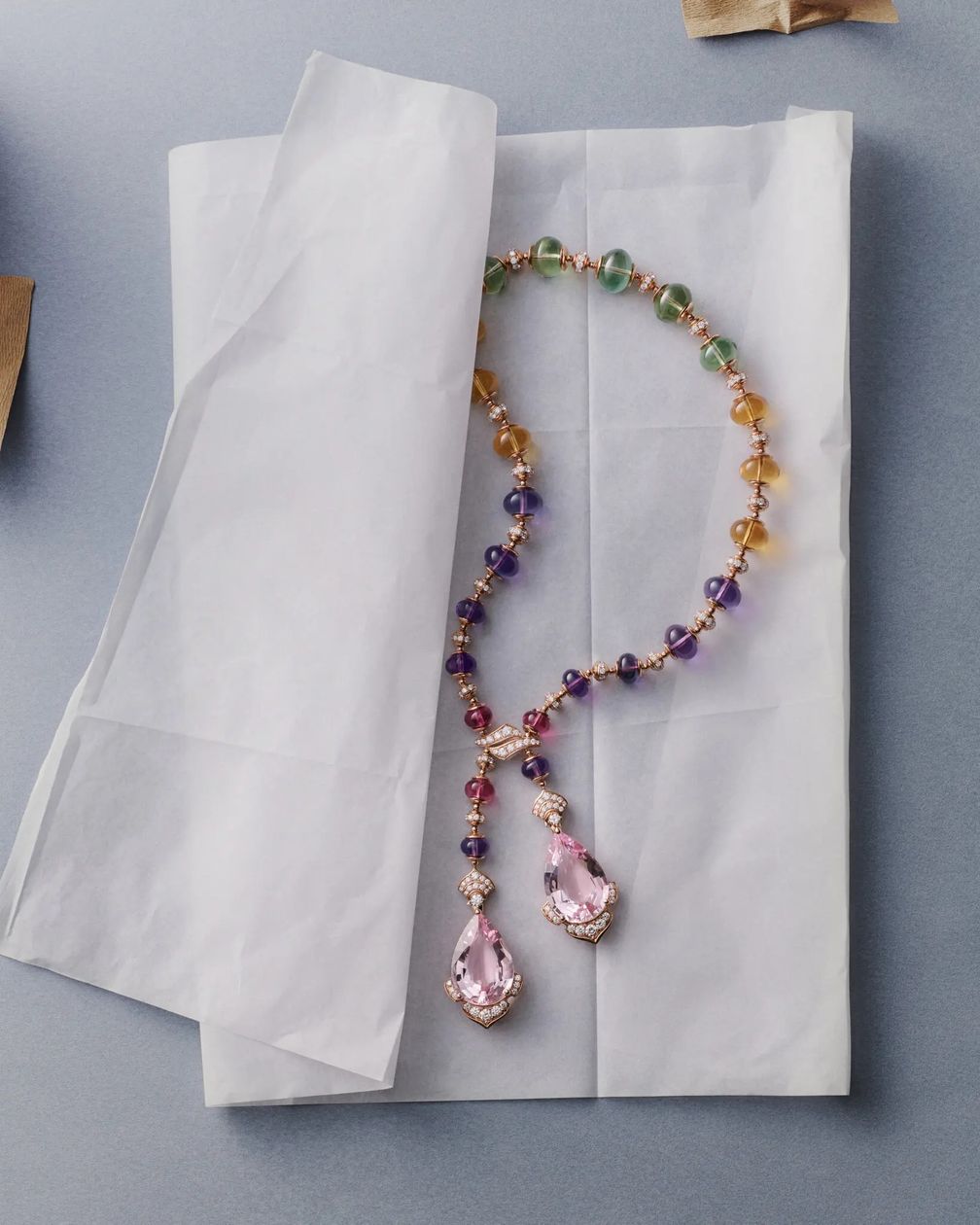 Колье Bulgari с радугой камней