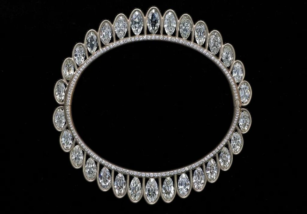 Техническое мастерство Хени наглядно продемонстрировано в таких изделиях, как этот браслет с 30 бриллиантами овальной огранки, которые веером украшают запястье