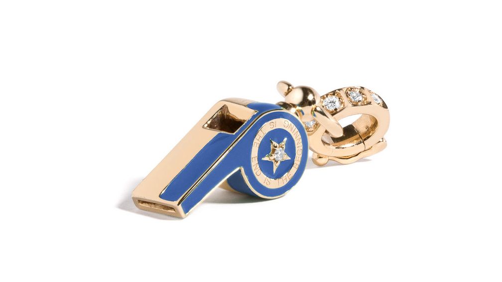 Миниатюрная подвеска Continuum Whistle с надписью: «Начало — это конец» изготовлена из 14-каратного желтого золота с эмалью Vesper Blue и бриллиантовыми акцентами