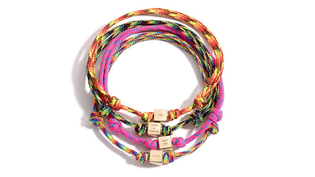 Браслеты Fortune Dice Spinner украшены игральными костями Fortune Dice из 14-каратного желтого золота