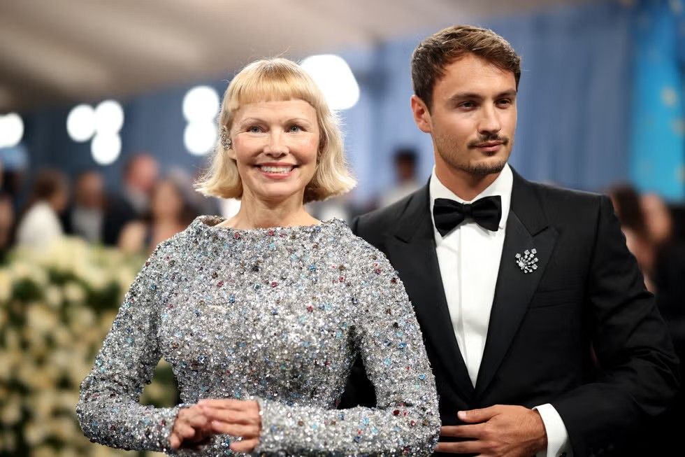 Памела Андерсон и Брэндон Томас Ли на Met Gala 2025. Фото: Джон Ширер / Getty Images 