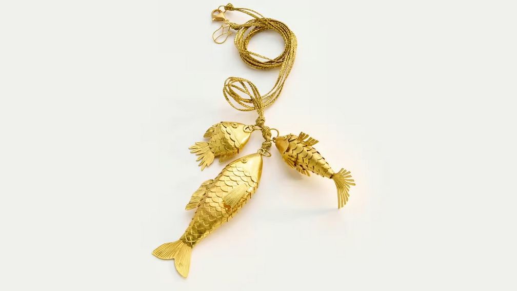 Ожерелье Fish Cluster от Пиппы Смолл из ее новой капсульной коллекции Ocean украшено тремя подвесками в виде рыбок из 18-каратного золота на шнурках