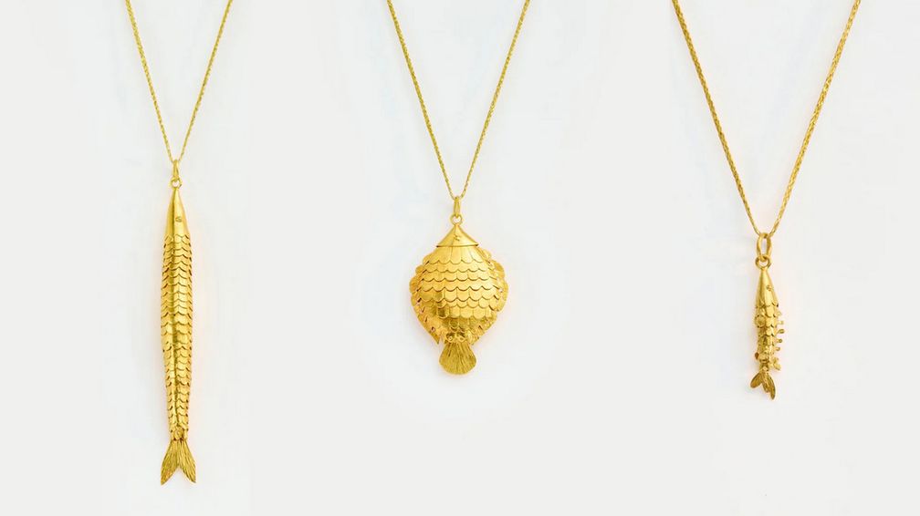 Слева направо: подвески от Пиппы Смолл Needle Fish («Рыба-игла»), Flounder Fish («Камбала») и Pollock Fish («Сайда») из 18-каратного желтого золота на шнурках 