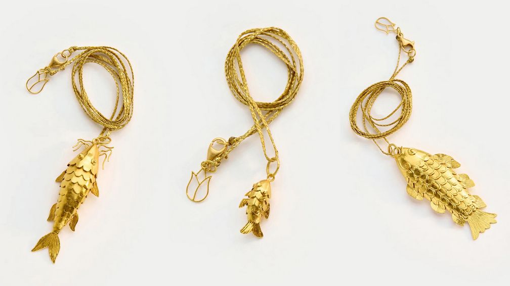 Слева направо: подвески Catfish («Сом»), Tiny Fish («Маленькая рыбка») и Haddock Fish («Пикша») из 18-каратного желтого золота на шнурках 