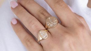 Почему кольцо-печатка – идеальный аксессуар в стиле унисекс