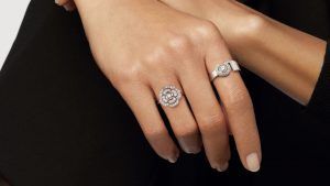Притягательность колец с цветочными мотивами
