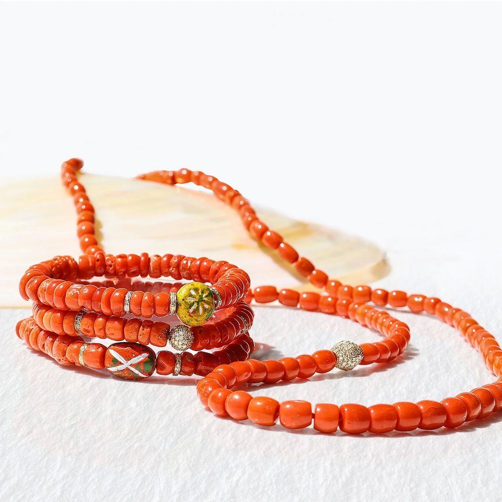 Браслеты от Sheryl Lowe из 14-каратного желтого золота с антикварными кораллами, африканскими бусинами и бриллиантами