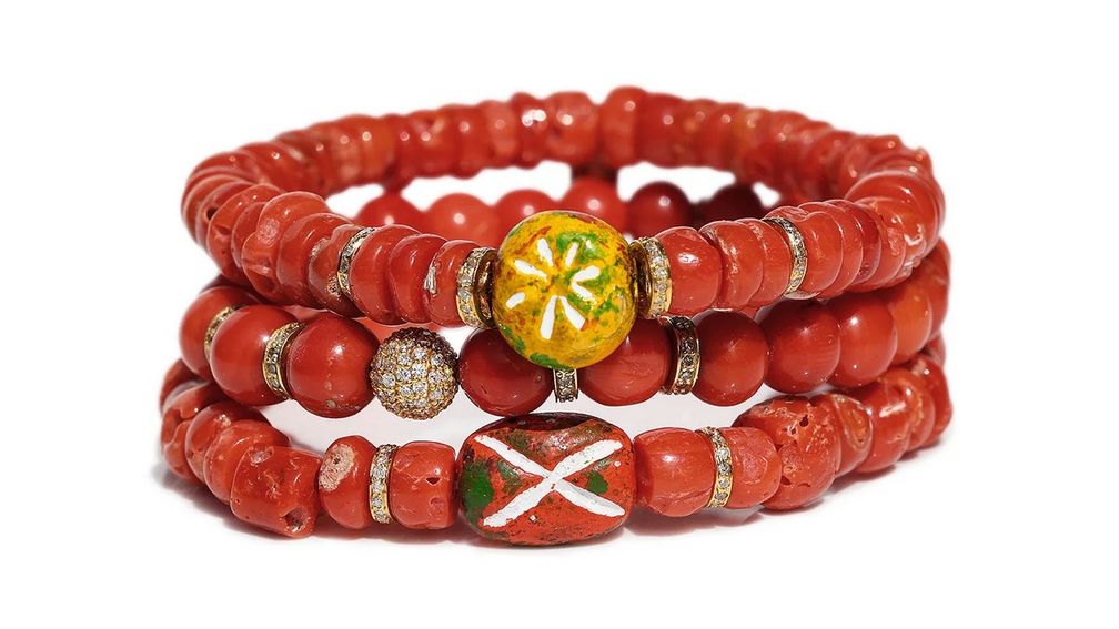 Браслеты от Sheryl Lowe из 14-каратного желтого золота с антикварными кораллами, африканскими бусинами и бриллиантами