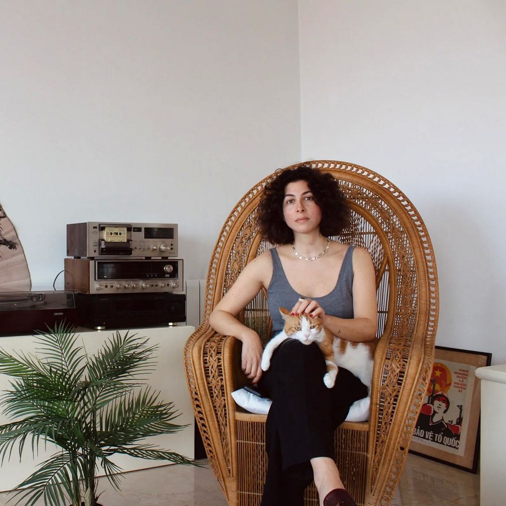 Стефани Кашар дома в Бейруте со своим котом Бернаром Стефани Кашар дома в Бейруте со своим котом Бернаром