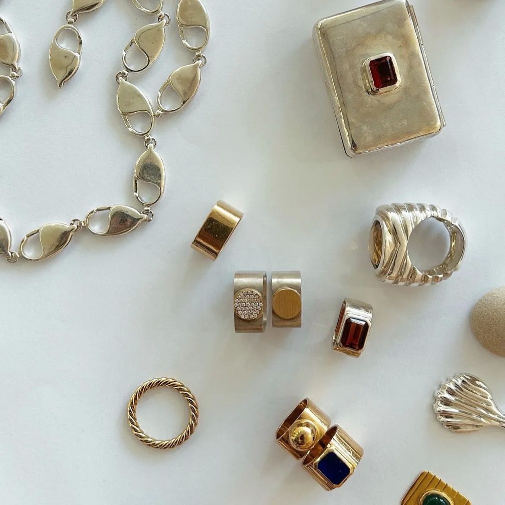 Кольца, ожерелье и таблетница от Стефани Кашар Кольца, ожерелье и таблетница от Стефани Кашар