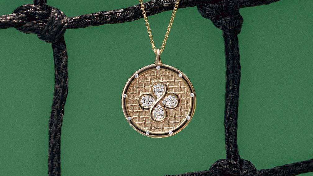 Киз стала соавтором дизайна этого бриллиантового медальона, включив в него элементы, рассказывающие ее историю 