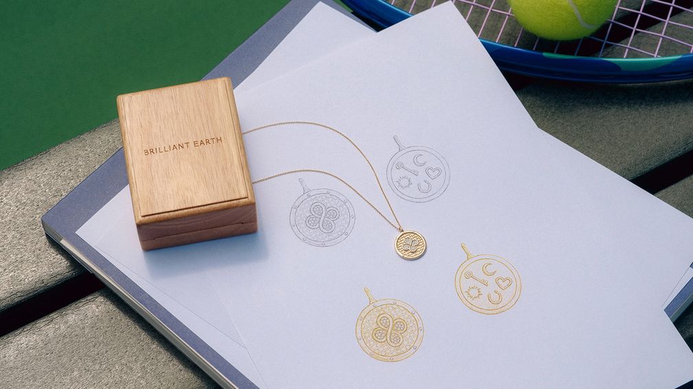 На обратной стороне медальона изображены символы и талисманы удачи