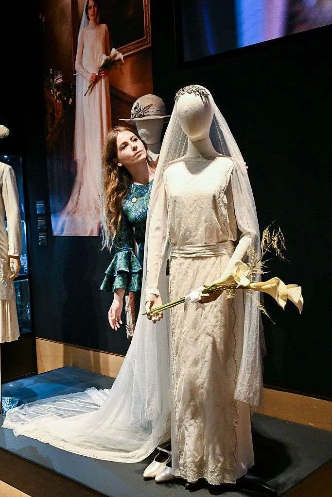 Свадебное платье Мишель Докери, играющей леди Мэри в исторической драме «Аббатство Даунтон» от Carnival Films, на пресс-презентации мероприятия «Аббатство Даунтон: аукцион» в Bonhams