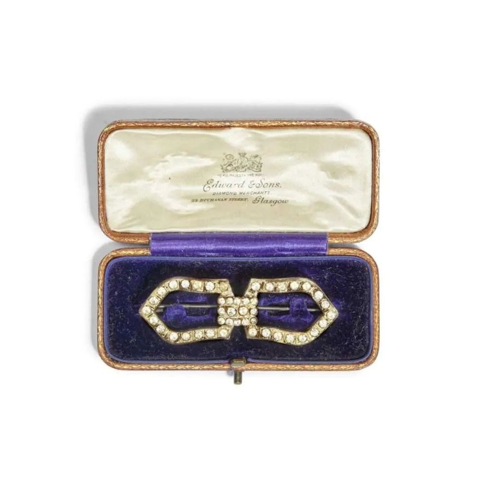 Брошь вдовствующей герцогини Грэнтэм, которую носила дама Мэгги Смит (фото: Bonhams)