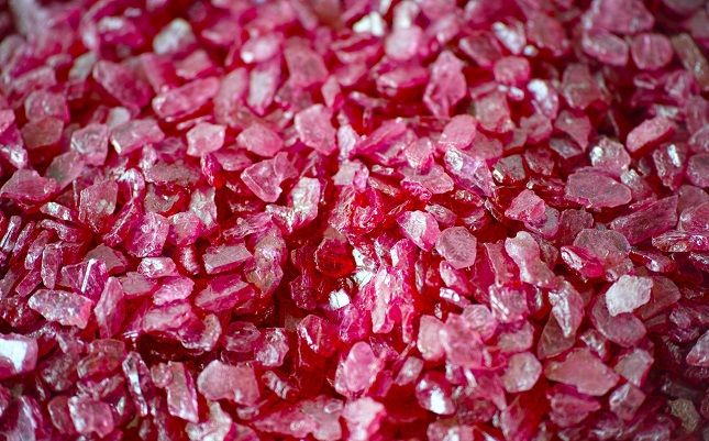 Выручка Gemfields сократилась вдвое на фоне сбоев в работе и слабого спроса