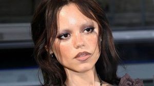 Уэнздей Аддамс вернулась, а вместе с ней и ее готические украшения, ч. 1 Уэнздей Аддамс вернулась, а вместе с ней и ее готические украшения, ч. 1