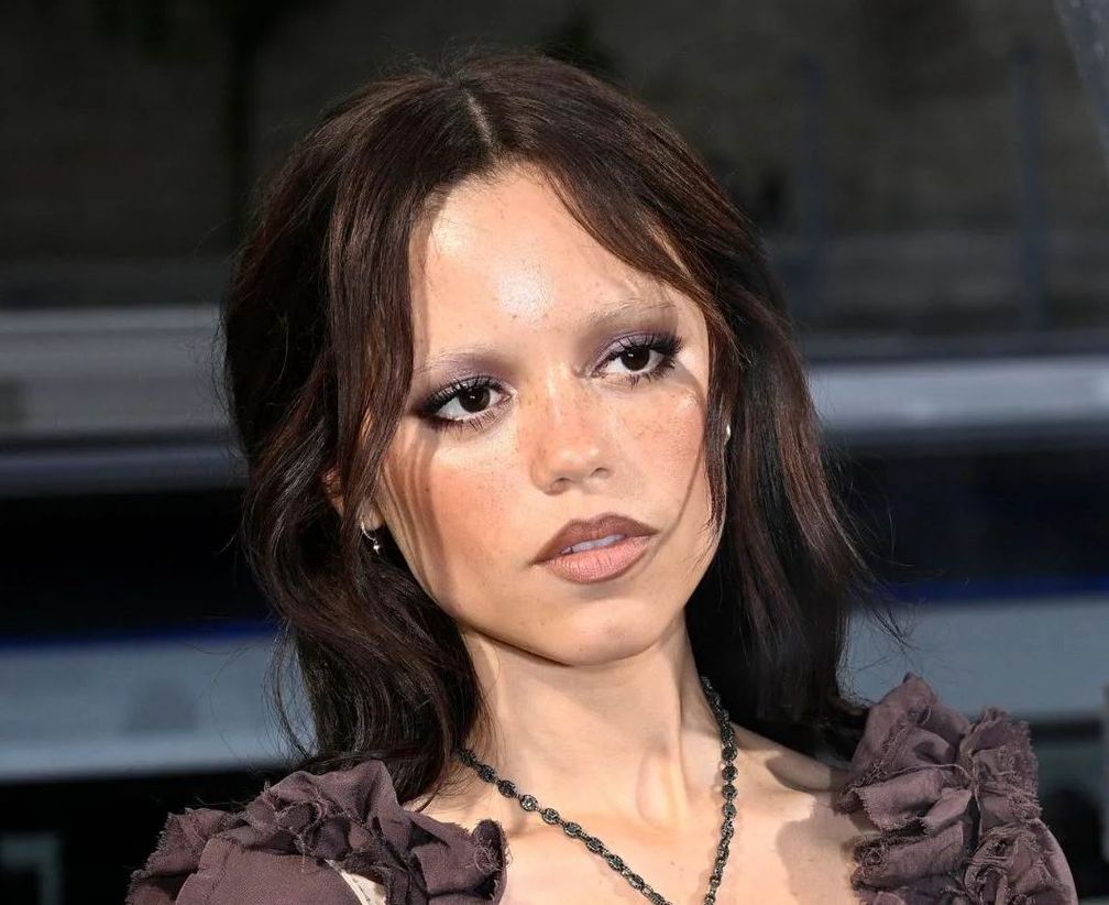 Уэнздей Аддамс вернулась, а вместе с ней и ее готические украшения, ч. 1