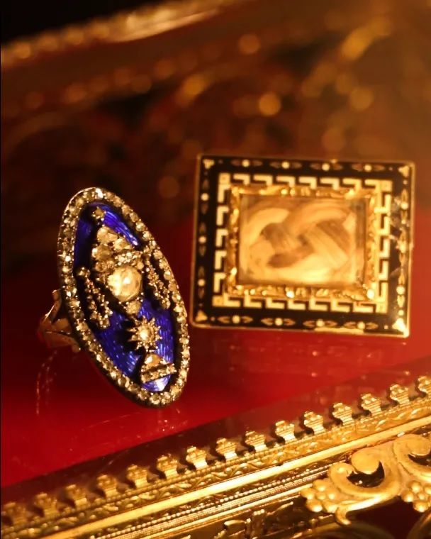 Уэнздей Аддамс вернулась, а вместе с ней и ее готические украшения, ч. 2