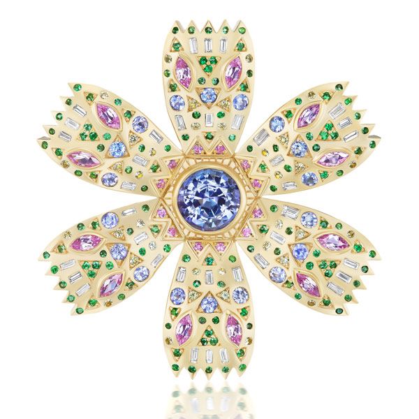 Брошь — неотъемлемая часть шкатулки с драгоценностями