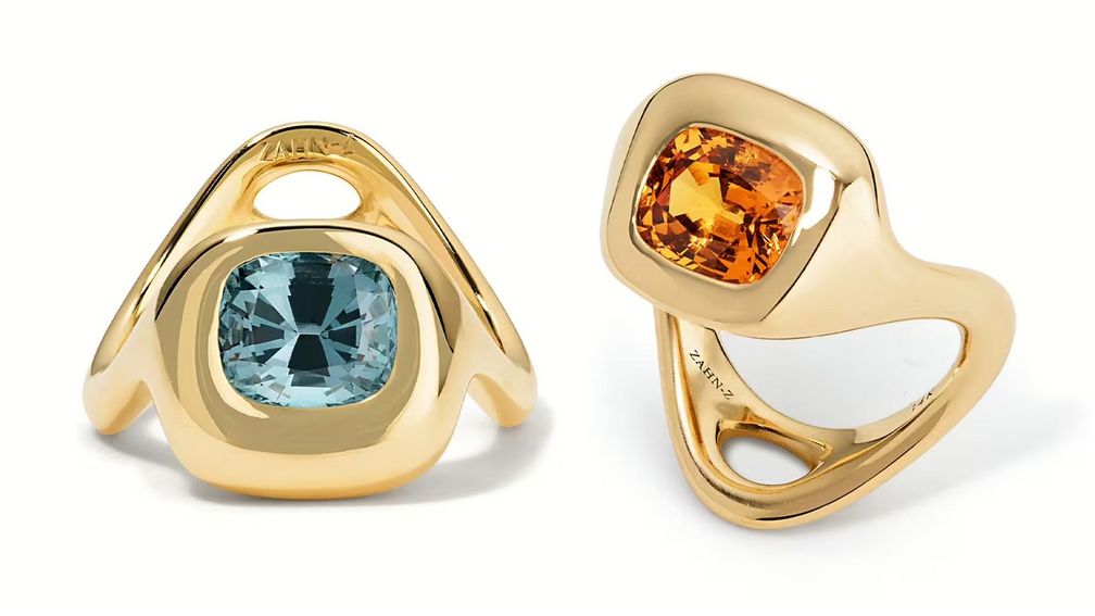 Два уникальных кольца Beluga Spout от Zahn-Z. Кольцо слева украшено серой шпинелью 1,70 карата удлиненной огранки кушон в оправе из 14-каратного желтого золота, а кольцо справа — мандариновым гранатом 2,24 карата удлиненной огранки кушон в оправе из 14-каратного желтого золота Два уникальных кольца Beluga Spout от Zahn-Z. Кольцо слева украшено серой шпинелью 1,70 карата удлиненной огранки кушон в оправе из 14-каратного желтого золота, а кольцо справа — мандариновым гранатом 2,24 карата удлиненной огранки кушон в оправе из 14-каратного желтого золота